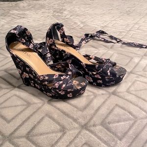 Floral tie around the ankle wedges